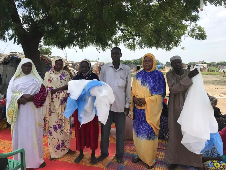 Tchad : des femmes mobilisées contre le paludisme et les inondations en distribuant des moustiquaires