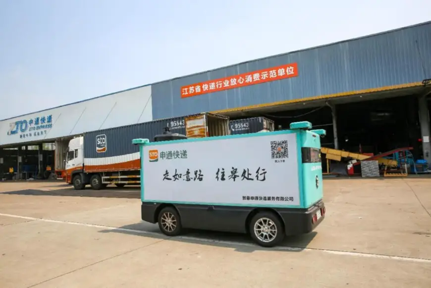 An unmanned express delivery vehicle of a logistics center in Chengnan neighborhood, Rugao, east China's Jiangsu province departs for rural dispatching stations. (Photo by Xu Hui/People's Daily Online)