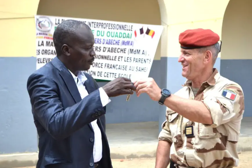 Tchad - Abéché : Réfection d'une école primaire par la Force Française au Sahel