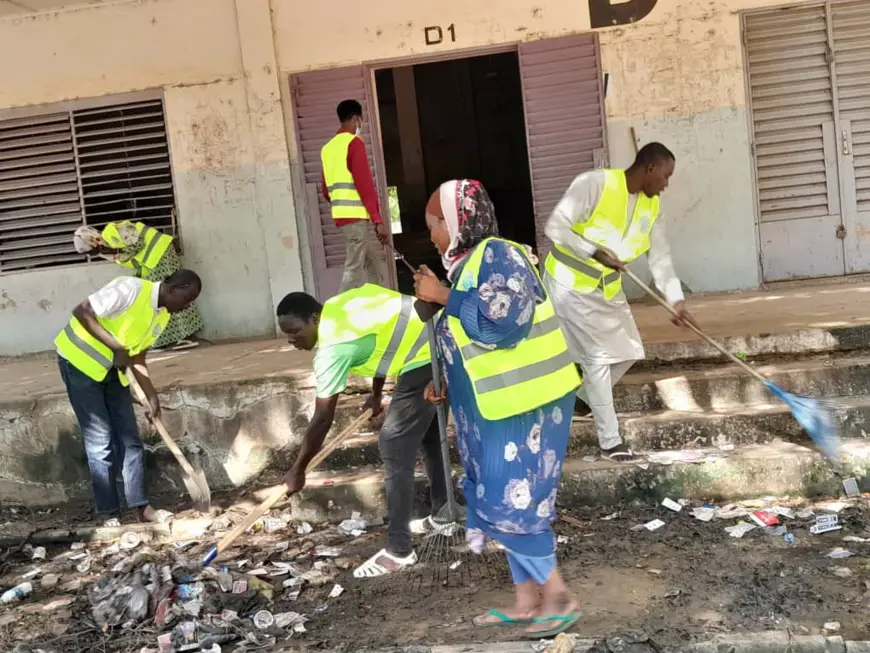 Tchad : Opération de nettoyage au Lycée Technique Commercial de la Paix