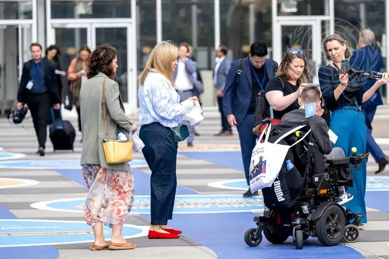 Participants au Sommet de l’Avenir sur la place des visiteurs et au siège de l'ONU. Photo : UN.org