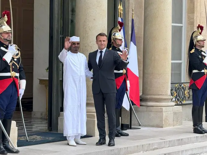 Tchad - France : Le Président Mahamat Deby accueilli chaleureusement sur le perron de l’Élysée