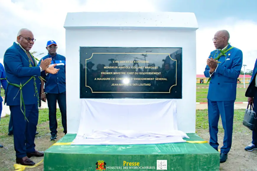 Les ministres Bruno Jean Richard Itoua et Jean Luc Mouthou après le dévoilement de la plaque inaugurale