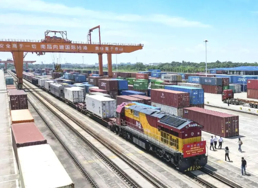 A cold-chain freight train carrying Thai durians arrives at a railway port in Nanchang, east China's Jiangxi province, July 11, 2024. (Photo by Li Jie/People's Daily Online)