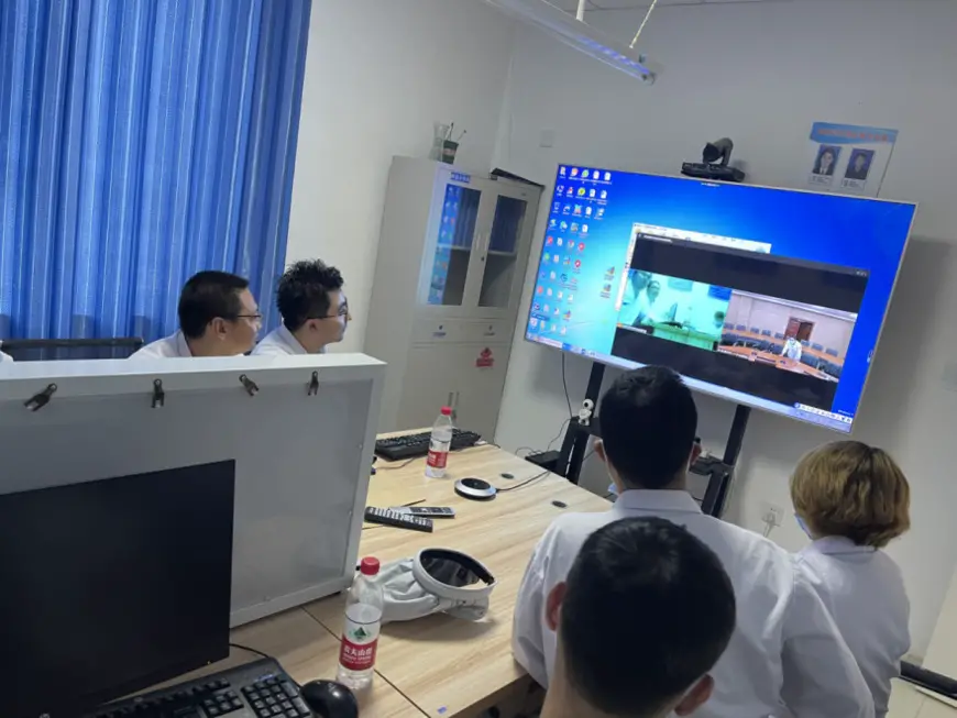 A remote group consultation is carried out between a hospital in Aksu, northwest China's Xinjiang Uygur autonomous region and Hangzhou Red Cross Hospital in east China's Zhejiang province. (Photo from the official account of the command center of Zhejiang province's paired assistance program for Xizang autonomous region's Nagqu on WeChat)