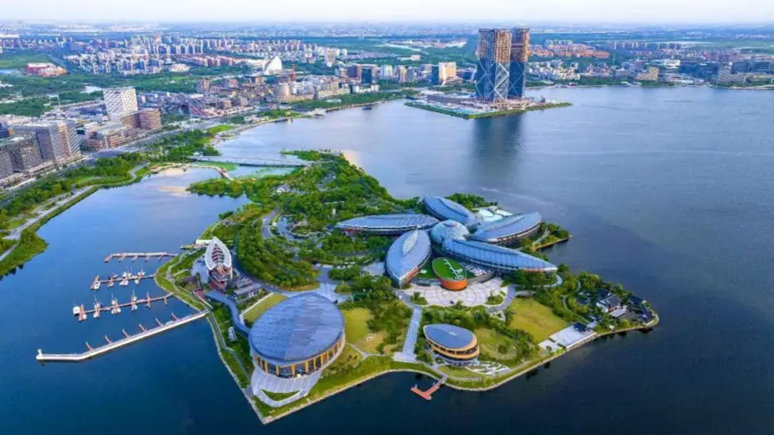 Photo shows the Dishui Lake in the Lingang new area of the China (Shanghai) Pilot Free Trade Zone. (Photo by Ji Haixin/People's Daily Online)