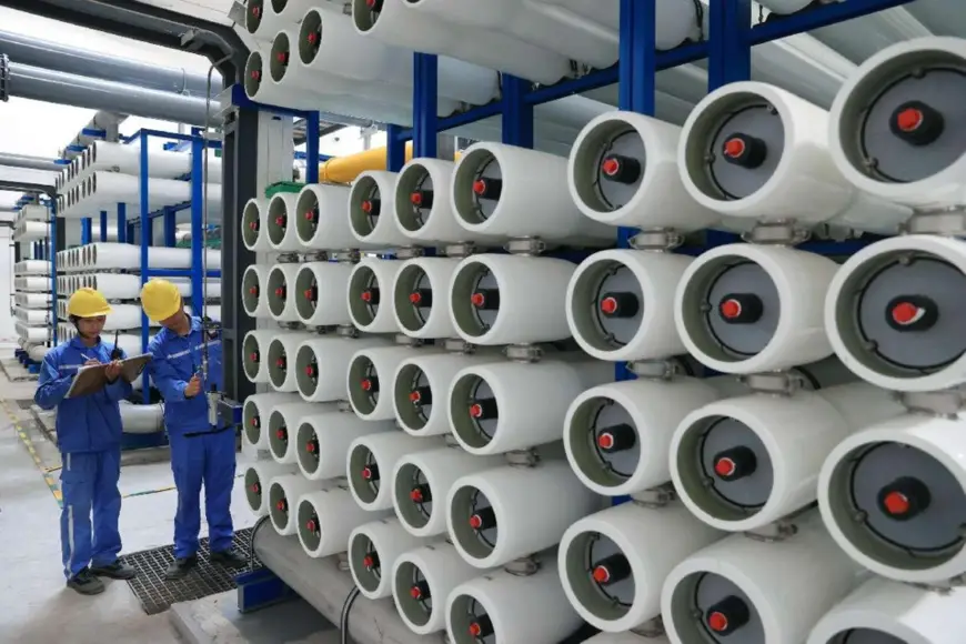 Workers inspect equipment in a workshop for seawater desalination and utilization in Dongying Port Economic Development Area, east China's Shandong province. (Photo by Zhou Guangxue/People's Daily Online)