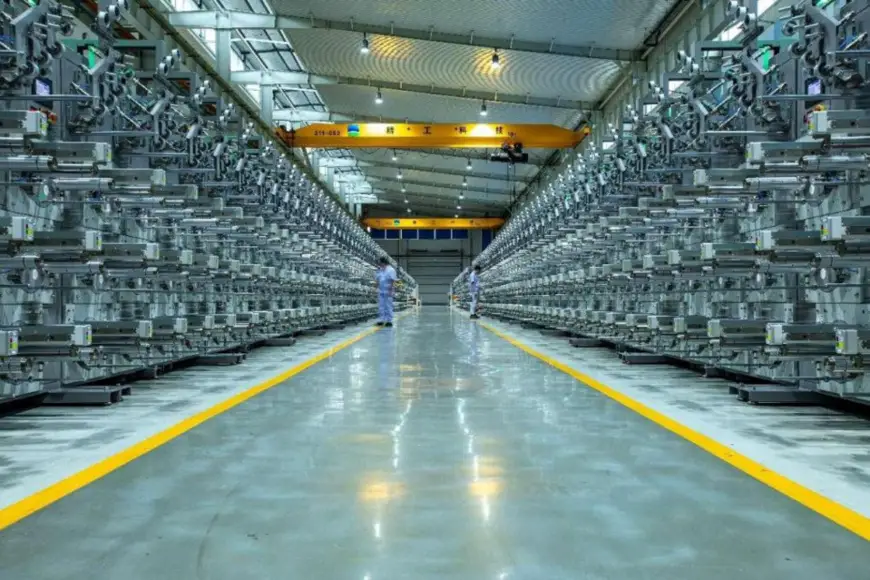 In a workshop of Zhejiang Jinggong Integration Technology Co., Ltd., technicians test an independently developed precursor. (Photo by Yang Haiqing/People's Daily Online)