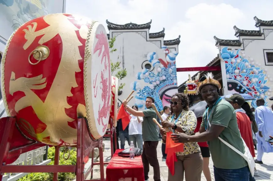 Young Africans experience local folk customs in Lingxia township, Jindong district, Jinhua, east China's Zhejiang province. (Photo by Hu Xiaofei/People's Daily Online)