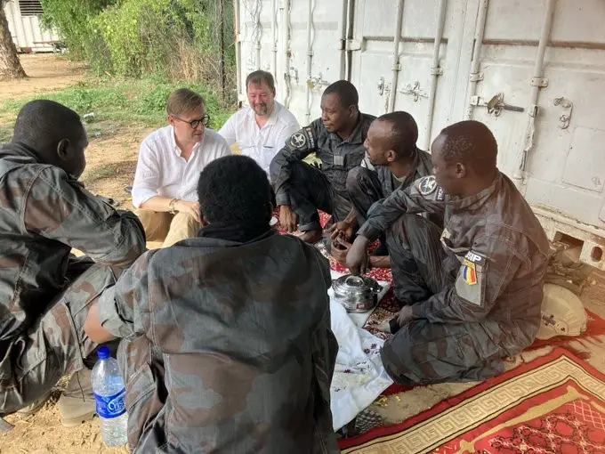 Tchad – Hongrie : Partage du repas entre l’Envoyé Spécial de la Hongrie au Sahel et des soldats Tchadiens