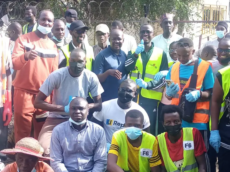 Tchad : 'F6' et 'Let's do it' nettoient les alentours de l'hôpital de la paix de Farcha