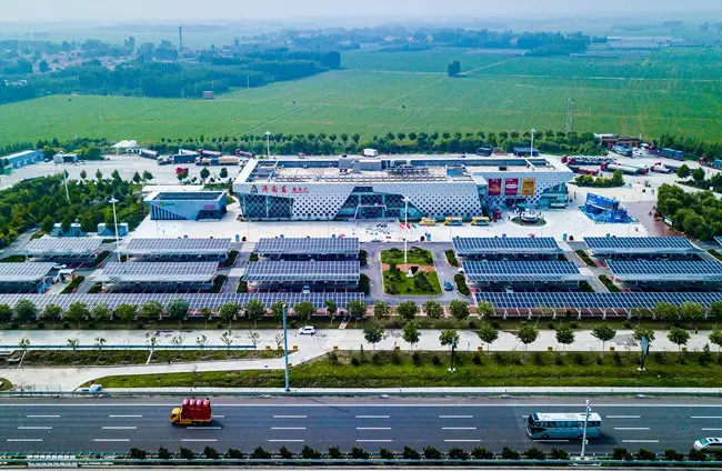 Photo shows the Jinan East carbon-zero service station. (Photo provided by Shandong Hi-Speed Company Limited)