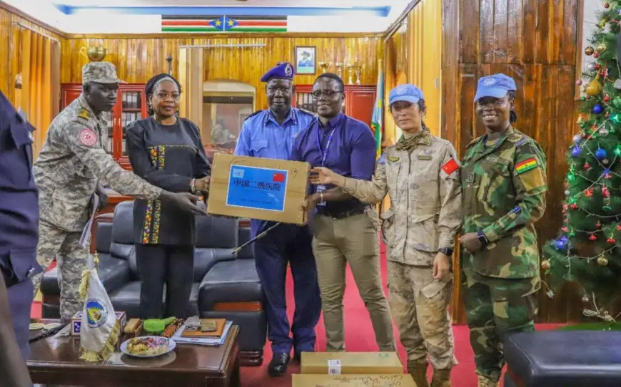 The 14th Chinese peacekeeping medical contingent to South Sudan donates medicines to the local government. (Photo by Wang Haoyu/People's Daily Online)