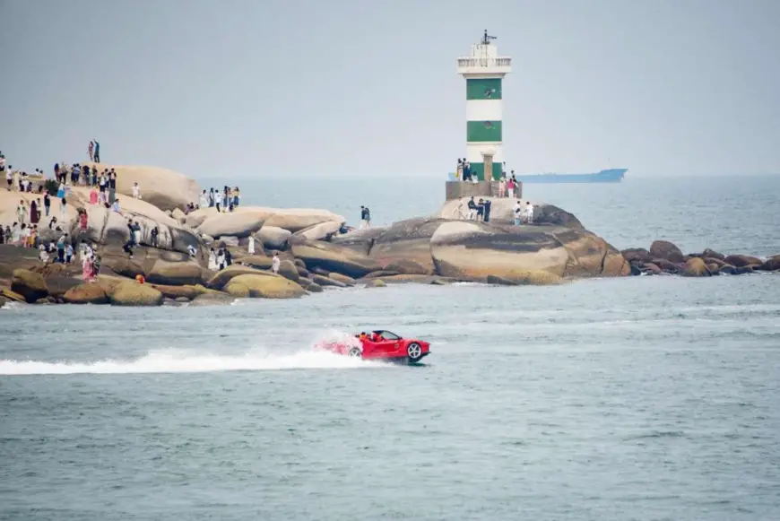 Tourists enjoy tourism activities on Dongshan Island, Zhangzhou, southeast China's Fujian province. (Photo by Xiao Yuanpan/People's Daily Online)