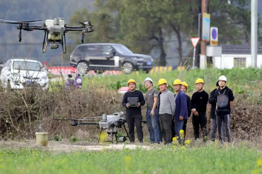 Farmers join a drone training session in Aoqiao village, Xinchang township, Yichun, east China's Jiangxi province. (Photo by He Jianlai/People's Daily Online)