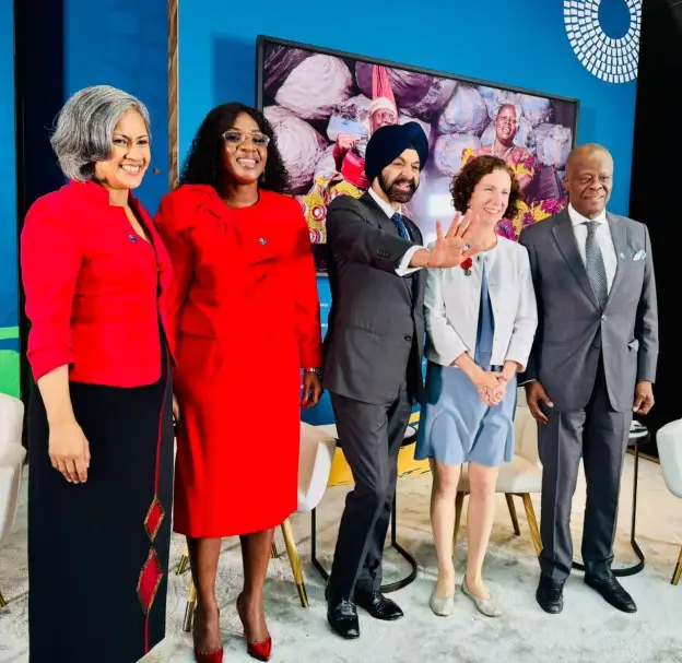 Le ministre prend une photo avec les autres panélistes, dont le président de la Banque mondiale, Ajay Banga. Photo: nationalupdate.ng