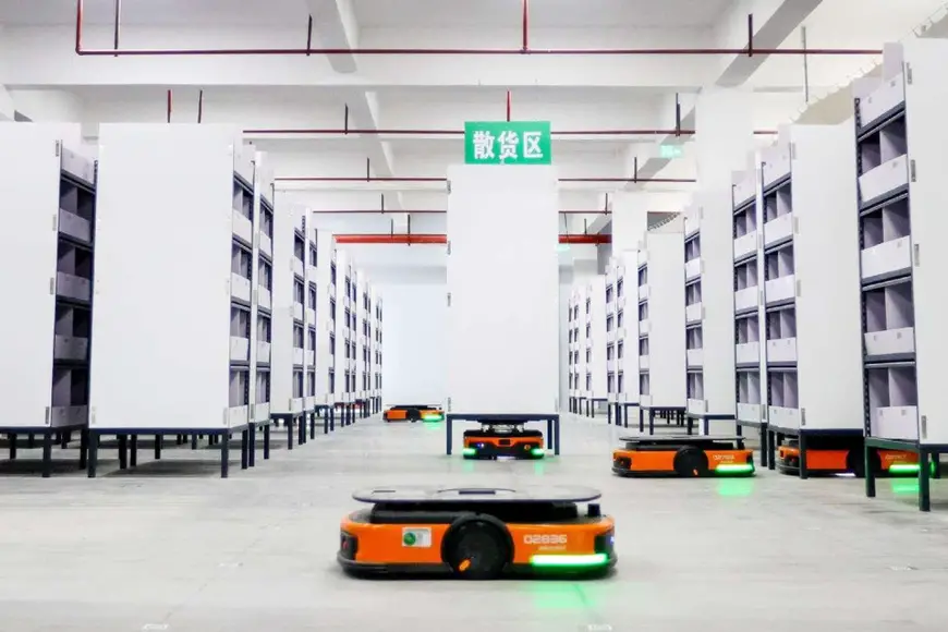 AGVs (automated guided vehicles) work in a cold-chain warehouse of a logistics park in Ji'an, east China's Jiangxi province. (Photo by Chen Fuping/People's Daily Online)