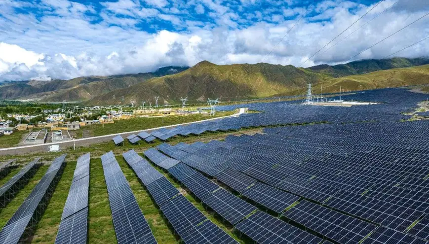 Photo shows a solar farm in Qonggyai county, Lhoka, southwest China's Xizang autonomous region. (Photo by Yang Dong/People's Daily Online)