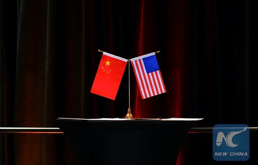 Photo shows Chinese and U.S. national flags. (Xinhua)