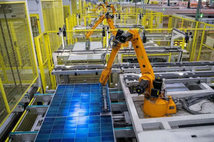 Robotic arms work in a workshop of a new energy company in Hefei, east China's Anhui province. (Photo by Ruan Xuefeng/People's Daily Online)