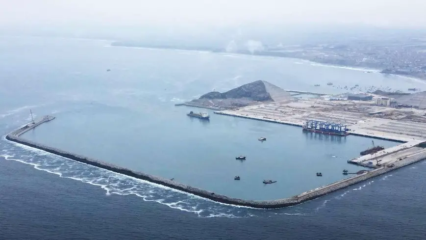 The Chancay Port project, developed and invested in by a Chinese company, is located within Chancay Bay, north of Peru's capital, Lima. Once completed, it will significantly shorten direct shipping time between Peru and Asia. (Photo by Qiu Yan)