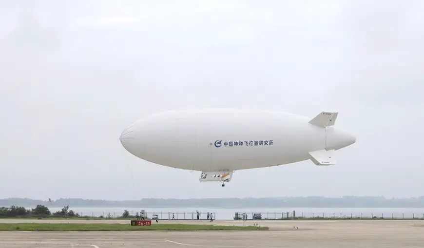 Photo shows China's first homegrown AS700 civil manned airship taking off from Zhanghe Airport in Jingmen, central China's Hubei province, August 1, 2024. (Photo by Zhang Caiyun/People's Daily Online)