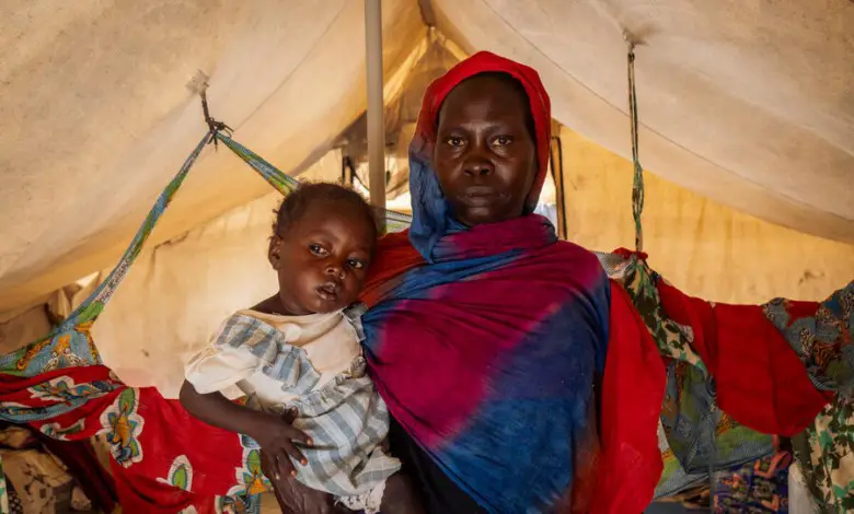 Magedah et sa fille font partie des personnes déplacées internes soutenues par le PAM à Port-Soudan, après avoir fui les combats dans leur maison à Omdurman. Photo : PAM/Abubakar Garelnabei