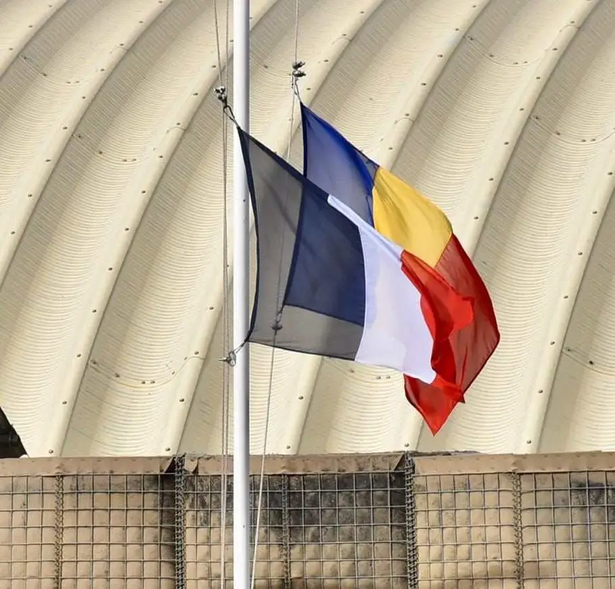 Les drapeaux du Tchad et de la France. Illustration © Ambassade de France à N'Djamena