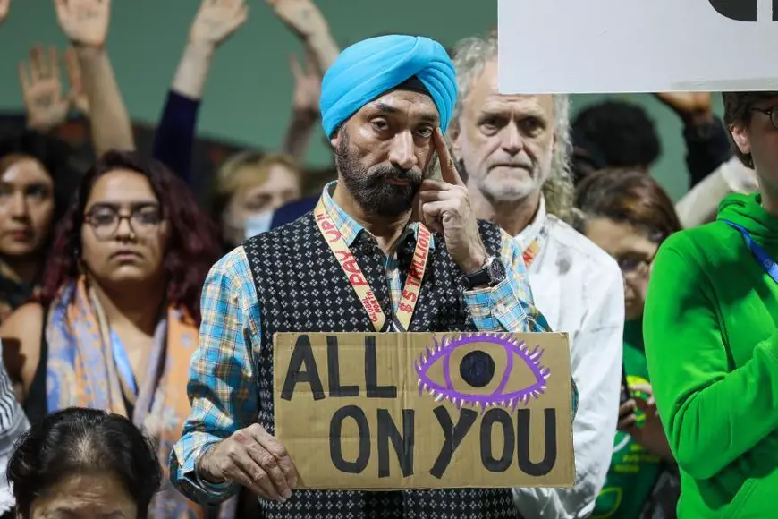 Un participant à la COP29 a envoyé un message aux dirigeants mondiaux alors qu’ils discutaient du changement climatique. Photo : enb.iisd.org