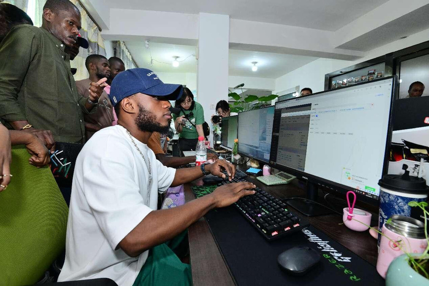 International students from the Democratic Republic of the Congo and Equatorial Guinea join an e-commerce training program hosted by a trade company in Yiwu, east China's Zhejiang province, Aug. 30, 2024. (Photo by Lyu Bin/People's Daily Online)