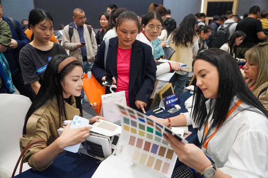 Representatives of a Chinese enterprise and a company from a Belt and Road partner country negotiate over a purchase deal at the Shaoxing International Convention & Exhibition Center, east China's Zhejiang province, Oct. 25. (Photo by Zhang Yongtao/People's Daily Online)