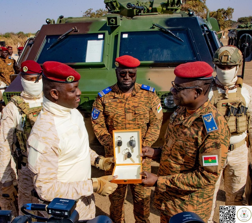 Burkina : de nouveaux engins logistiques et de combat remis à l’armée