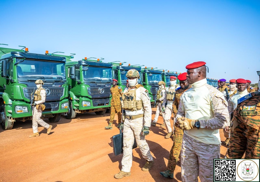 Burkina : de nouveaux engins logistiques et de combat remis à l’armée