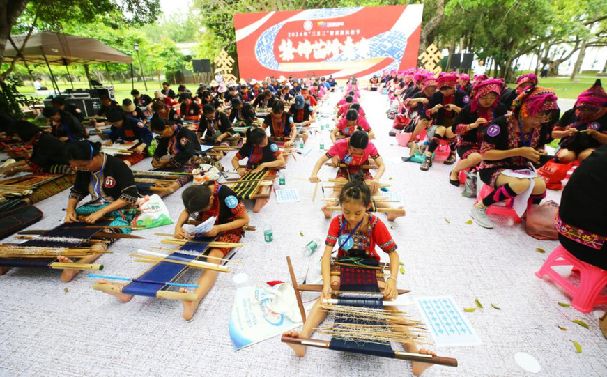 A Li textile techniques competition is held in Sanya, south China's Hainan province to celebrate the Shangsi Festival, also known as the Double Third Festival, a traditional festival of the Li ethnic group, April 9, 2024. (Photo by Chen Wenwu/People's Daily Online)