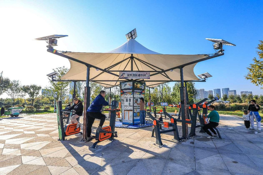 Photo shows outdoor intelligent fitness equipment in a park in Yibin district, Luoyang, central China's Henan province. (Photo by Ni Rui/People's Daily Online)