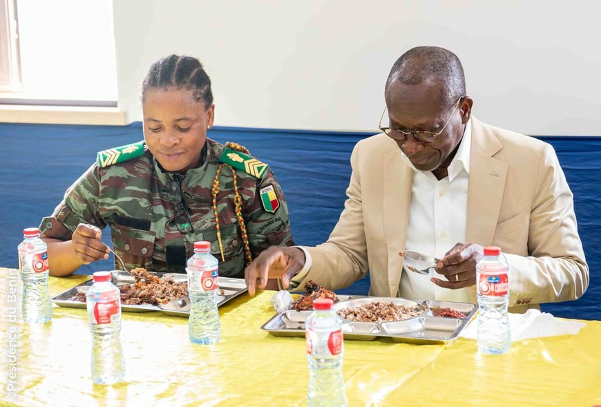 Bénin : le président Talon partage un repas avec les militaires