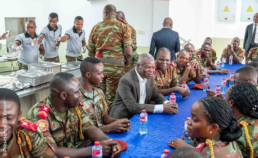 Bénin : le président Talon partage un repas avec les militaires