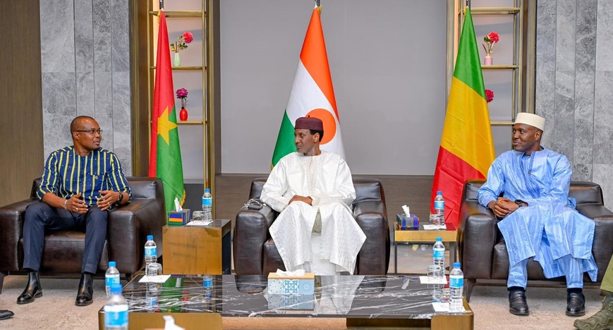 Confédération des Etats du Sahel : les Premiers ministres nigérien, burkinabè et malien se concertent