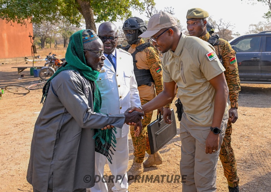 Burkina : le Premier ministre encourage les forces combattantes dans le Centre-Ouest