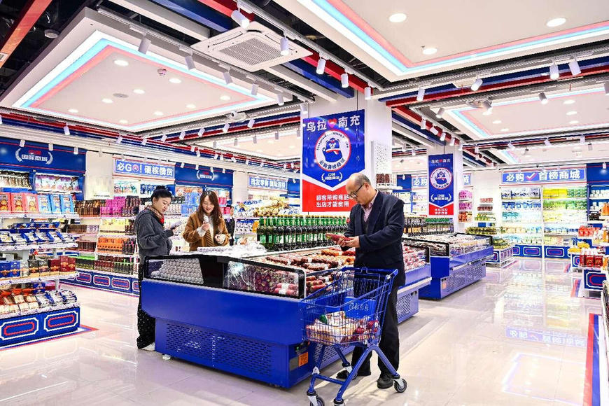 Citizens shop in a store selling products imported from Russia in Gaoping district, Nanchong, southwest China's Sichuan province. (Photo by Yang Bo/People's Daily Online)