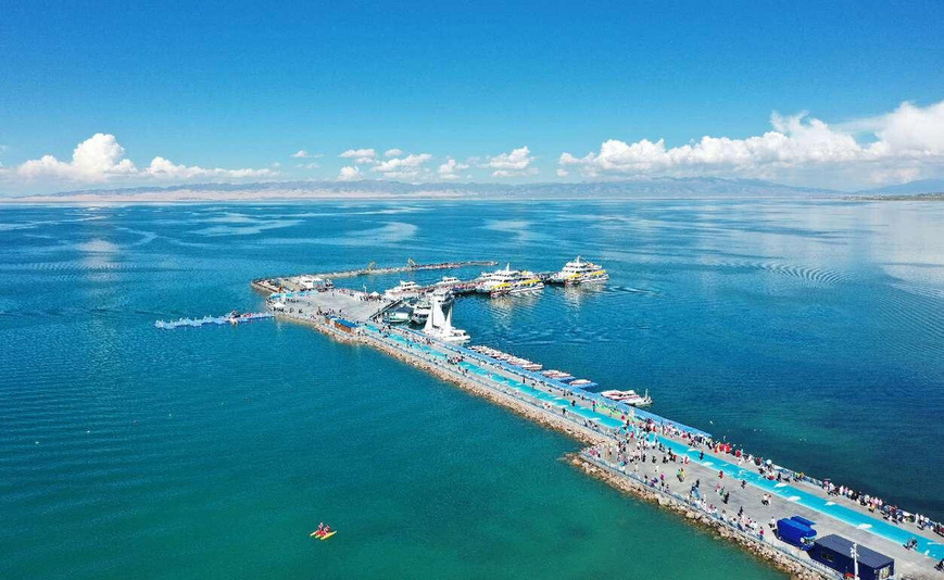 Photo taken on June 24, 2024 shows an aerial view of the Qinghai Lake scenic area. (Photo by Bao Kangxuan/People's Daily Online)