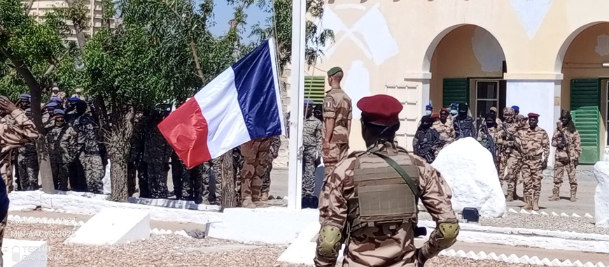 Tchad : Le drapeau français officiellement abaissé à la base militaire française d'Abeché liassant place au drapeau du Tchad