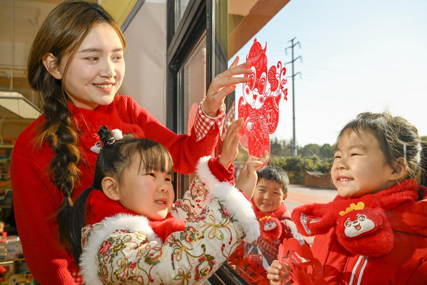 Children make and paste paper cuts under the guidance of a teacher in a kindergarten in Luyang district, Hefei, east China's Anhui province, Jan. 9, 2025. (Photo by Zhao Ming/People's Daily Online)