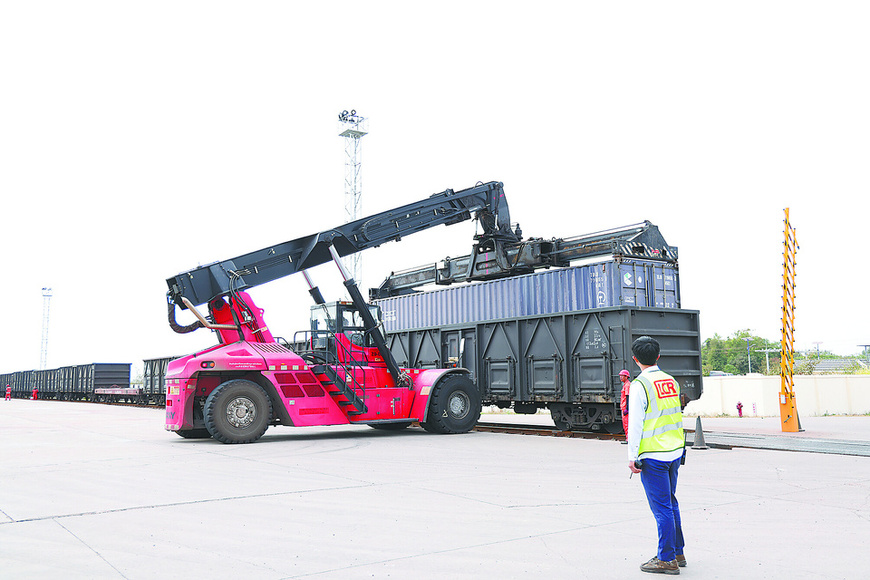 A reach stacker lifts a container at the freight yard of the Vientiane south station of the China-Laos Railway in Vientiane, Laos. (Photo by Yang Yi/People's Daily)