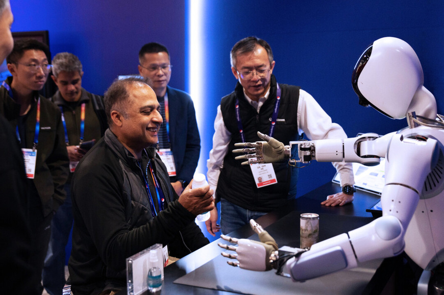 During the 2025 Consumer Electronics Show held in the U.S. city of Las Vegas, Ultra Magnus, the first humanoid robot prototype jointly unveiled by Chinese artificial intelligence company APLUX and U.S. tech giant Qualcomm, captured substantial attention. (Photo from the WeChat official account of APLUX)