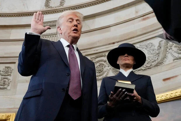 Donald Trump prête serment en tant que 47e président des États-Unis devant le juge en chef John Roberts alors que Melania Trump tient la Bible le 20 janvier 2025. Photo : MORRY GASH/AFP via Getty Images