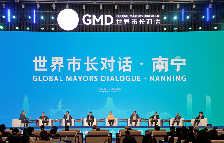 Mayors and representatives of Chinese and ASEAN cities communicate at the Global Mayors Dialogue Nanning event. (Photo by Zhao Yipu/People's Daily)