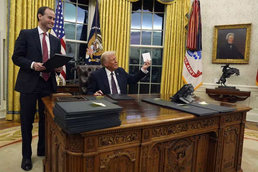 Le président Donald Trump brandit une lettre de l'ancien président Joe Biden. Photo : Evan Vucci/The AP.