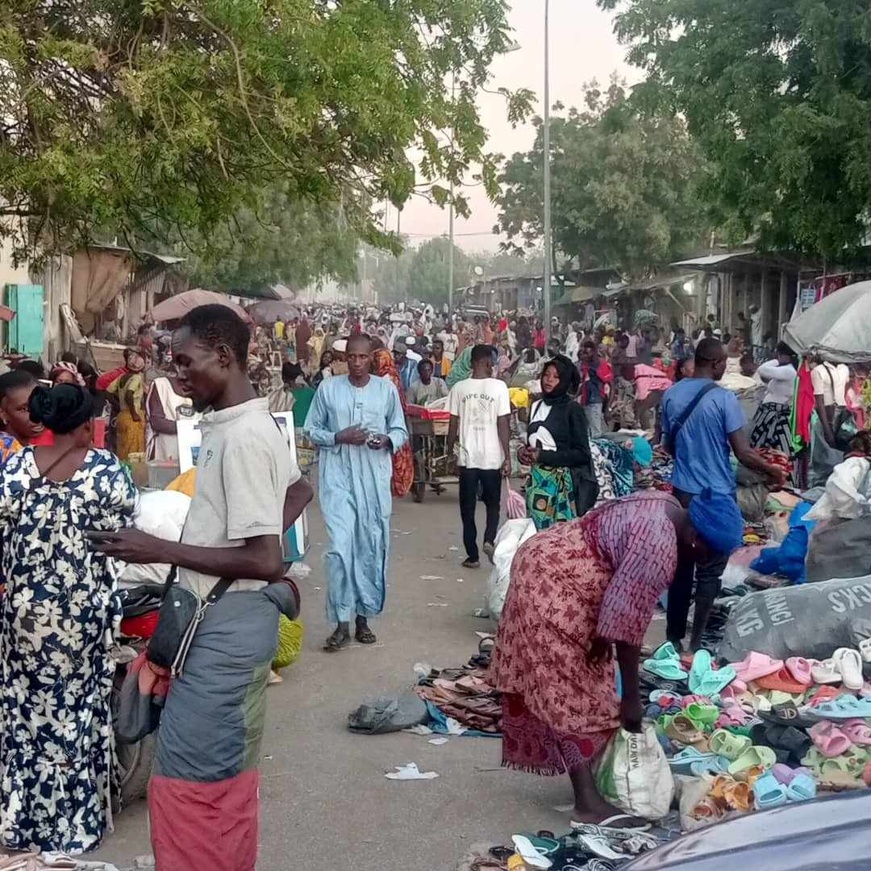 Tchad :  à N'Djamena, le trottoir de l'échangeur de Dembé occupé par les vendeurs