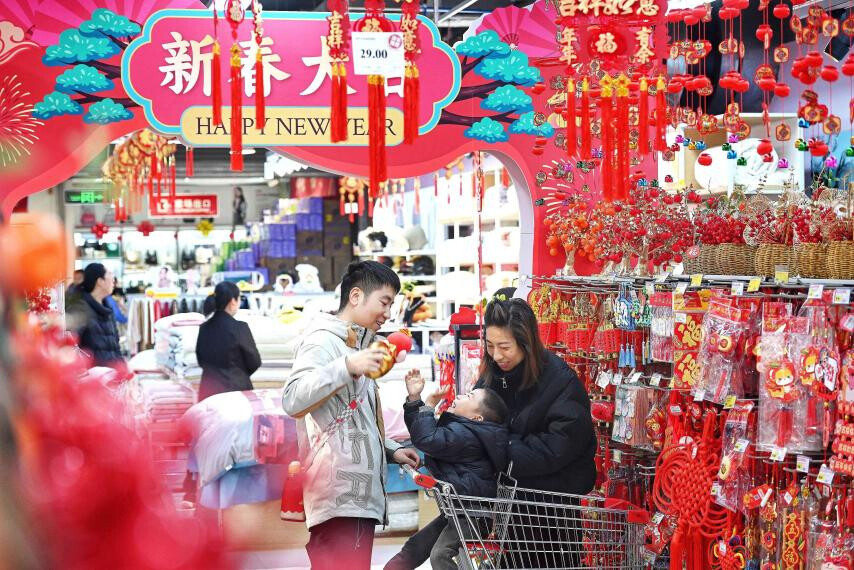 Consumers shop for Chinese New Year goods in a supermarket in Luoyang, central China's Henan province, Jan. 18, 2025. (Photo by Zhang Guanghui/People's Daily Online)